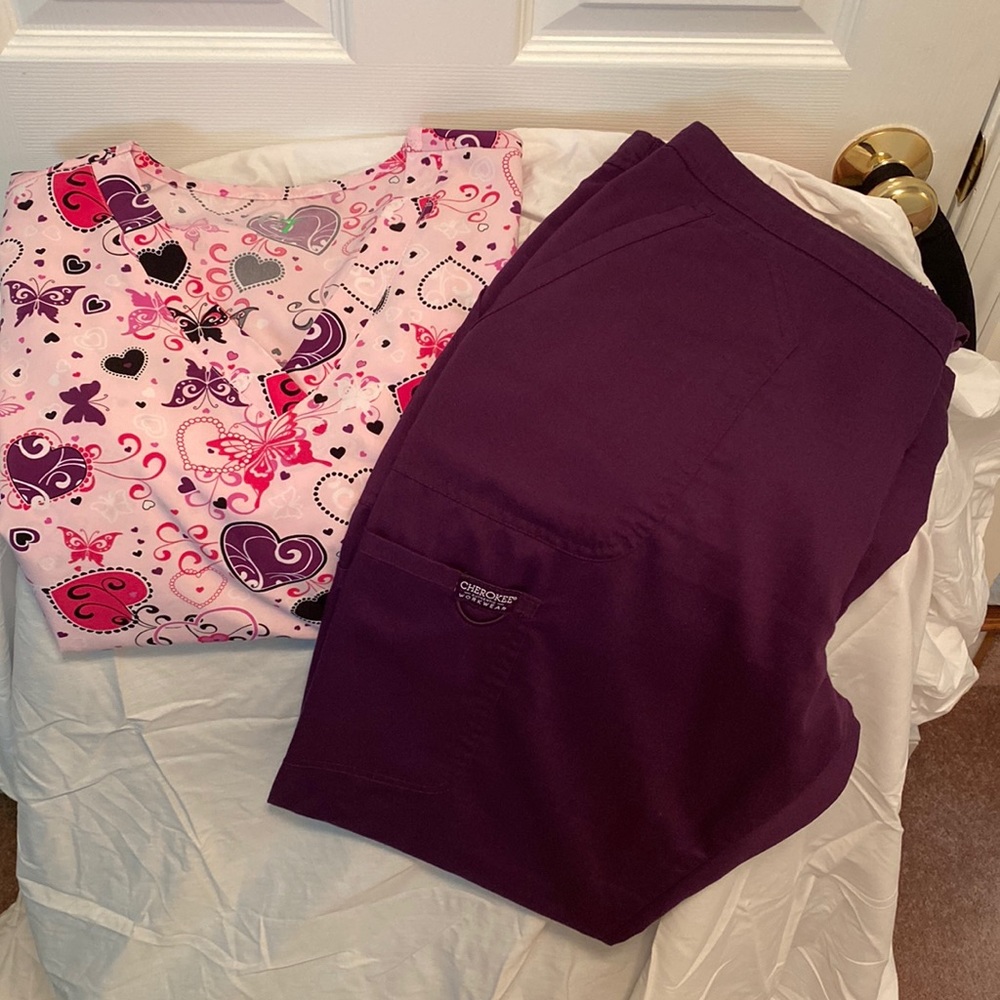 Gt Performance Large Scrub Top With Cherokee Work… - image 1